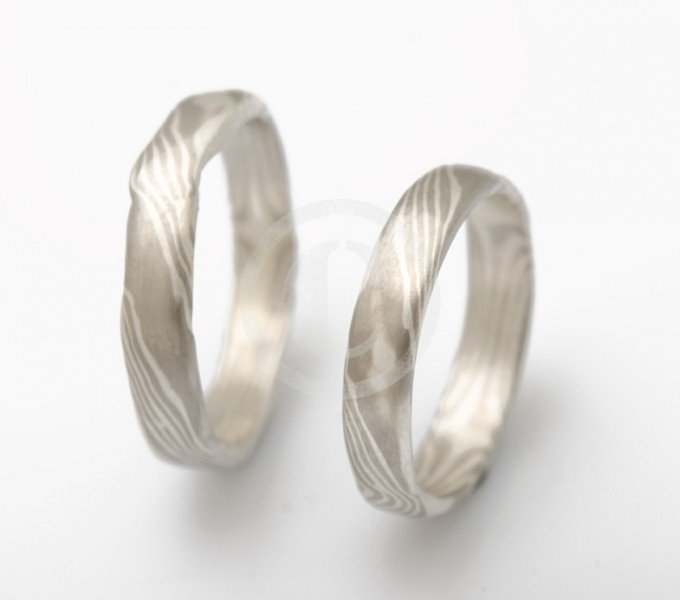 bagues de mariage fine Mokume gane sur fond blanc