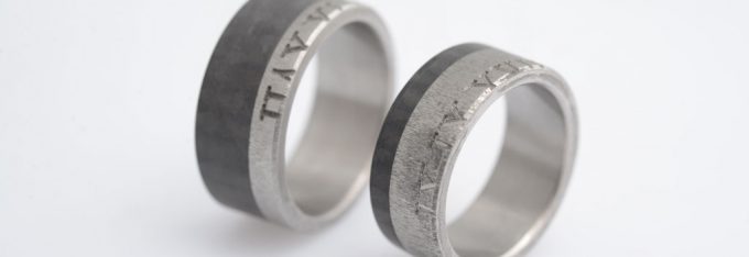 bague-titante-diamanté-carbon-gravure-chiffre-romain-ect-fond-blanc