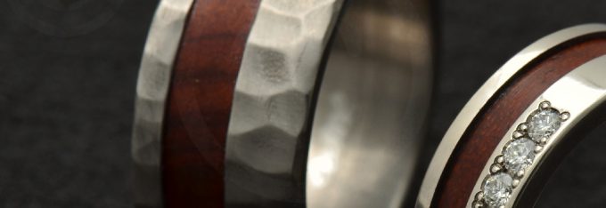 bague-titane-martele-bois-palissandre