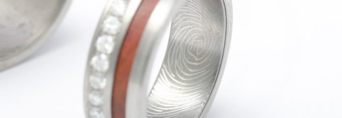 alliances-diamant-acier-empreintes-digit-dedans