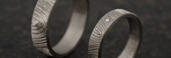 bague-or-gris-gravure-empreintes-digitales