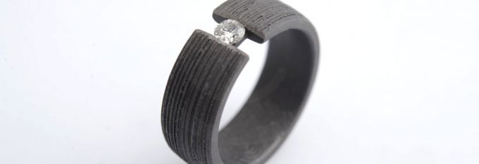 bague-tantale-griffé-noir-diamant-fond-blanc