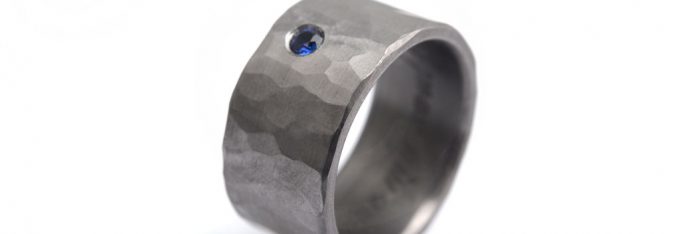 bague-tantale-martelé-saphir-bleu-fond-blanc