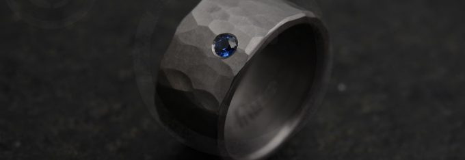 bague-titane-saphir-bleu-martelé