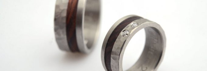 alliance-titane-martelé-bois-de-violette-diamants-fond-blanc
