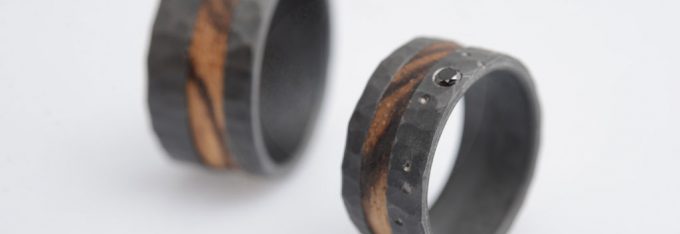 alliance-tantale-martelé-noir-zebrano-diamant-noir-fraisage-fond–blanc