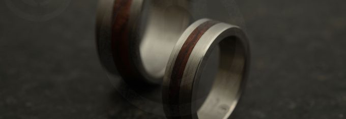 alliances-titane-bois-deviolette-fond-noir